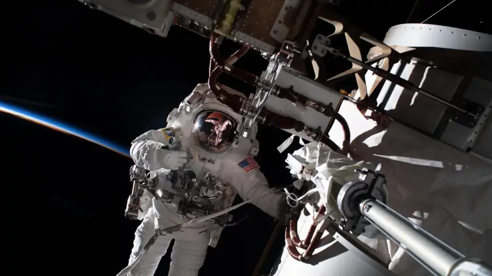 Дольше всех «наверху». Астронавт НАСА Фрэнк Рубио выполняет задачи по техническому обслуживанию внутри модуля Harmony Международной космической станции. Фото.