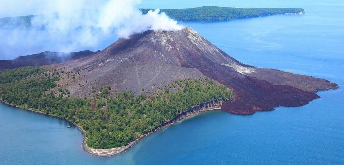 Извержение вулкана Кракатау подтверждает версию о цунами. Извержение вулкана Кракатау в XIX веке дает понимание того, что происходило при взрыве Теры. Фото.