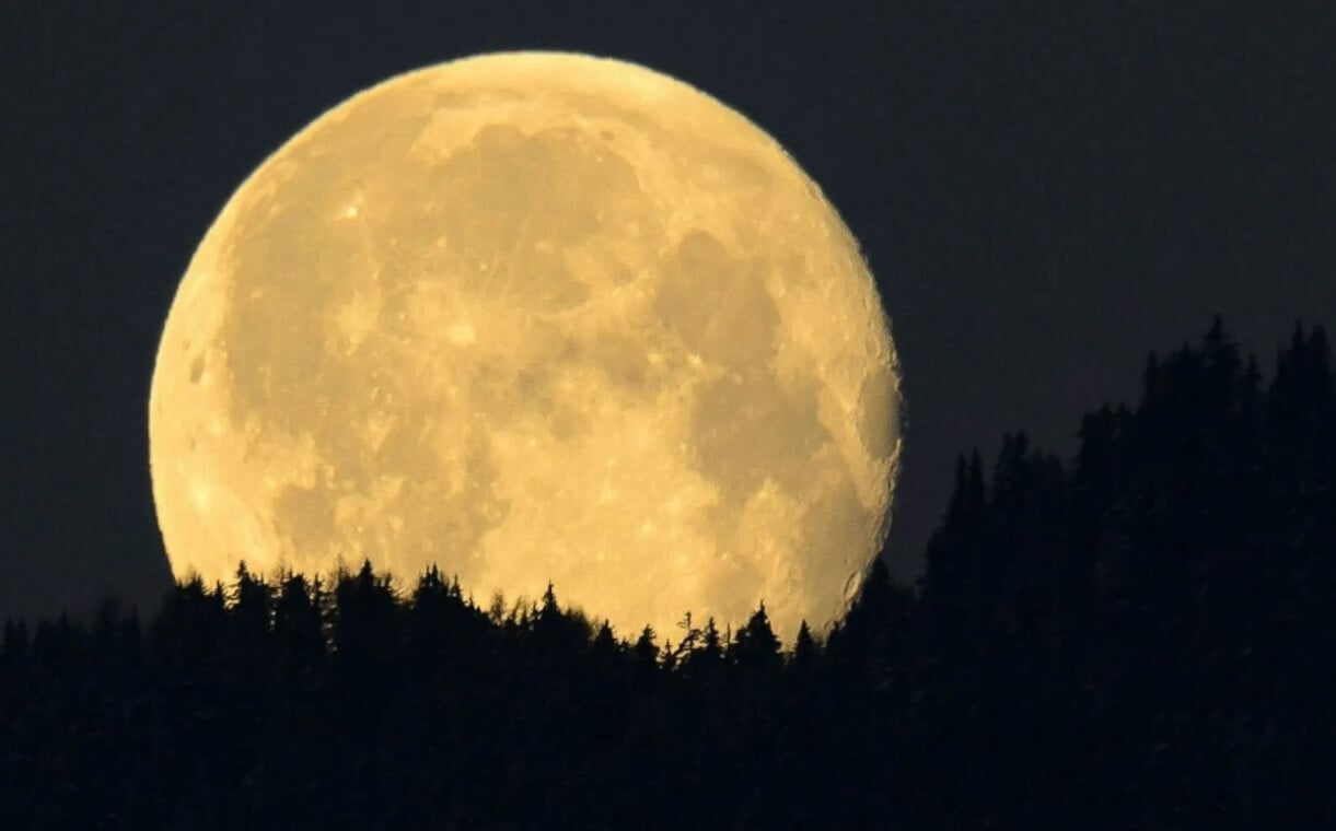 Под Луной найден источник тепла, который удивил ученых. Под поверхностью Луны есть огромное месторождение гранита, которое излучает тепло. Фото.