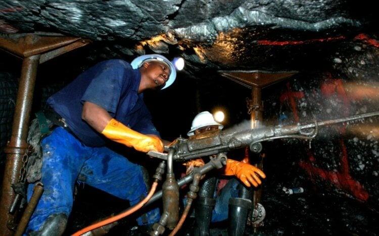 Высокая температура в шахтах. Для улучшения окружающих условий, внутри шахты установлена система вентиляции. Фото.
