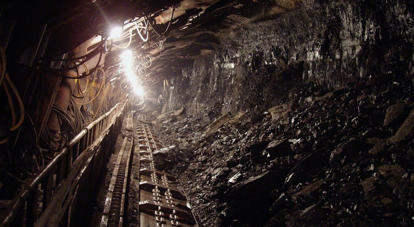 Высокое давление в глубинах земли. Из-за высокого давления, у шахтеров могут повредиться внутренние органы. Фото.