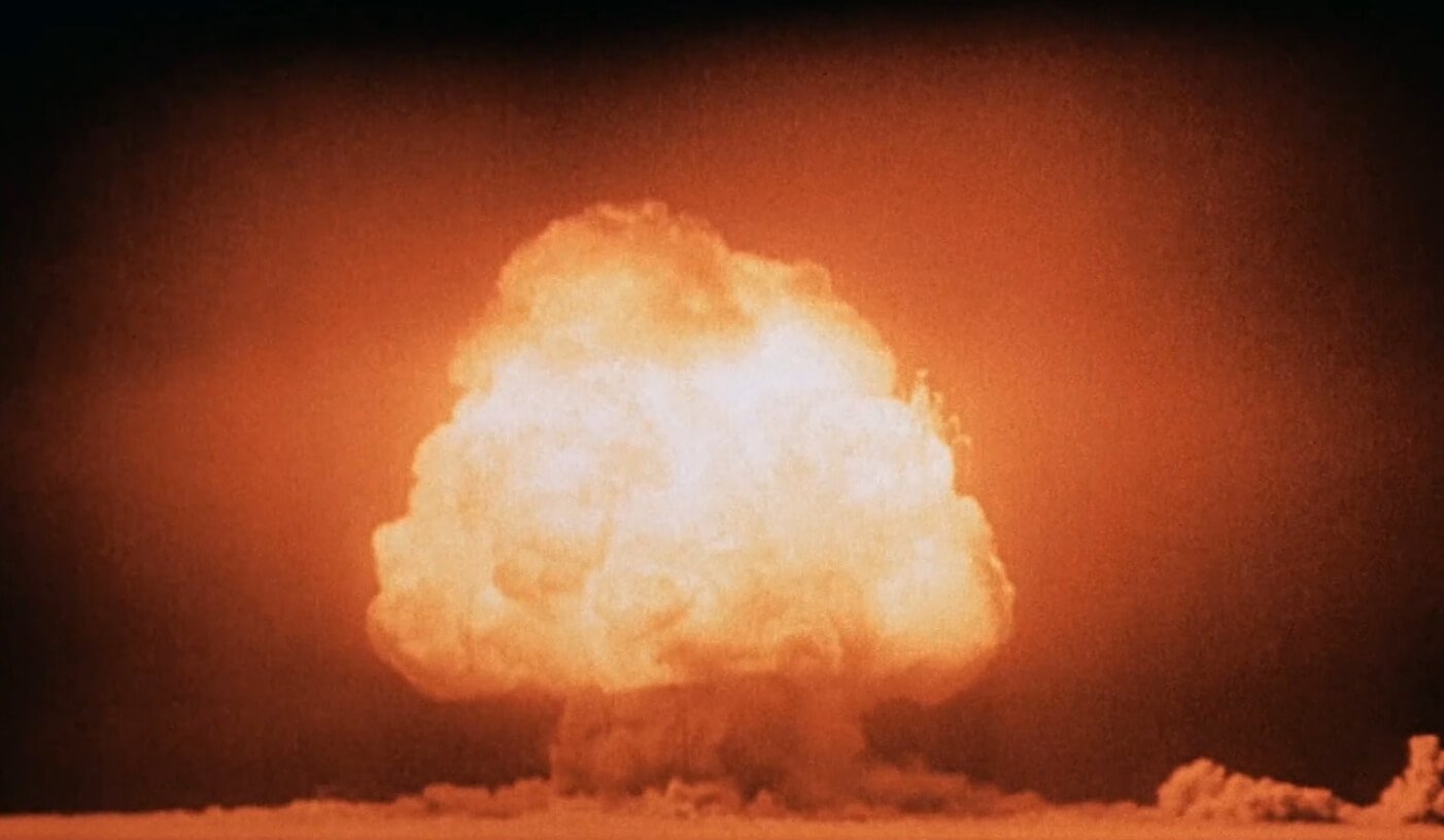 Спецэффекты в фильме «Оппенгеймер». Настоящая фотография взрыва первой атомной бомбы. Фото.