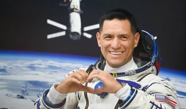 Американский астронавт на пол года «застрял» на космической станции. Как и почему это произошло? Фото.