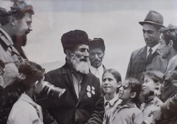 Как Ширали Муслимов жил 168 лет. Ширали Муслимов общается с журналистами. Фото.