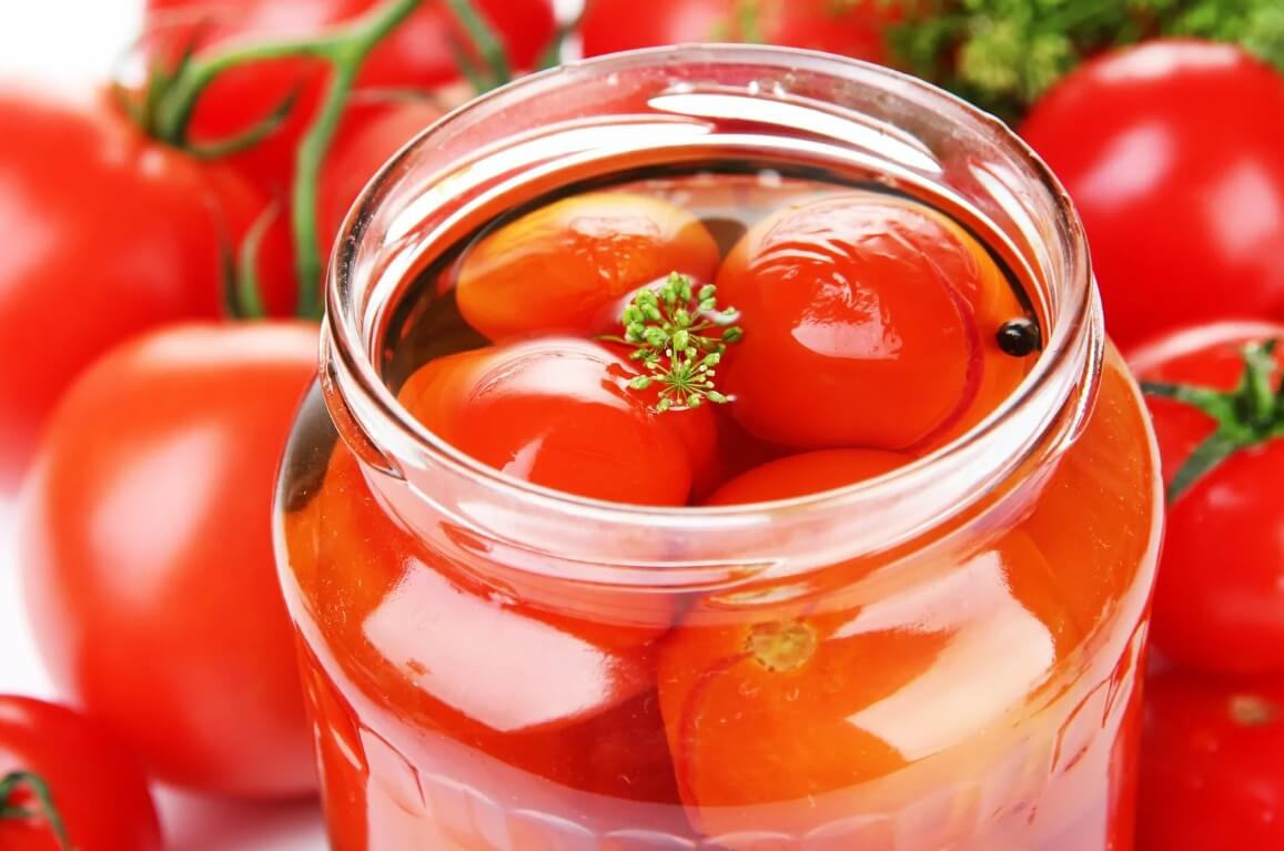 Польза соленых помидоров. Вкус и аромат соленых помидоров зависят не только от добавленных специй, но и от сорта и зрелости плодов. Фото.