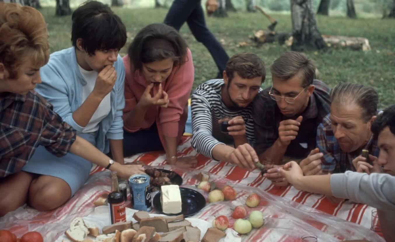 Раньше люди были здоровее? Примерно так выглядел отдых молодых людей в СССР. Фото.