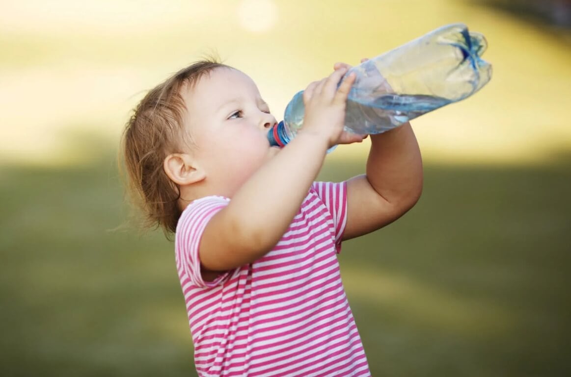 Можно ли пить газировку каждый день. Детям лучше пить хорошо очищенную воду без добавок. Фото.
