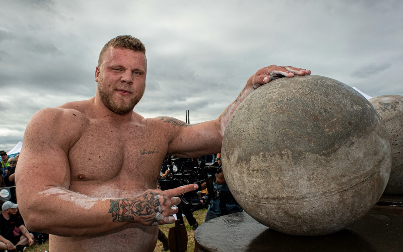 Самые сильные люди в мире — они могут поднимать тяжести весом несколько тонн. Фотография из соревнования World’s Strongest Man. Фото.