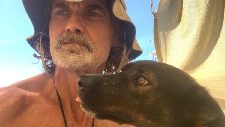 Пропавшего в Тихом океане моряка нашли через 3 месяца живым и здоровым. Чудом спасшийся моряк Тим Шэддок и его собака Белла. Фото.