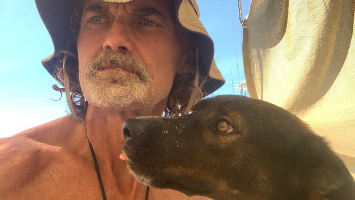 Пропавшего в Тихом океане моряка нашли через 3 месяца живым и здоровым. Чудом спасшийся моряк Тим Шэддок и его собака Белла. Фото.