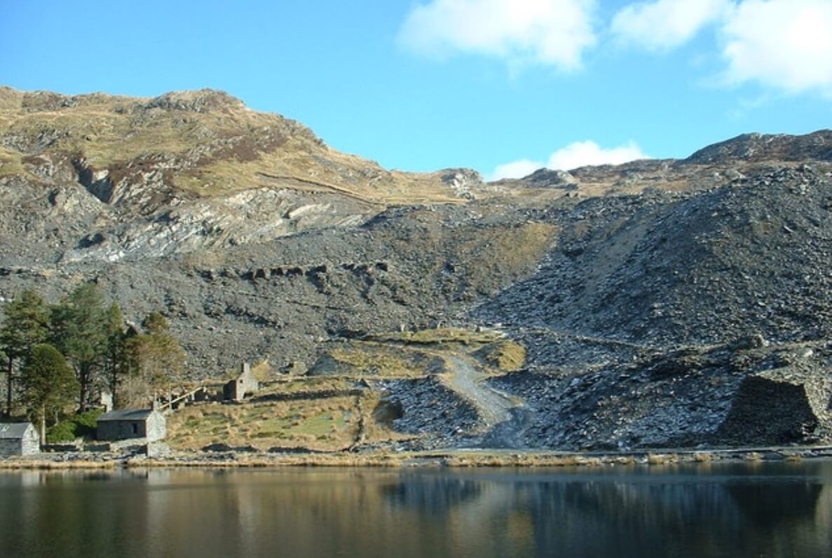 Заброшенная шахта Кумортин в Уэльсе. Вид на карьер Кумортин на поверхности. Фото.