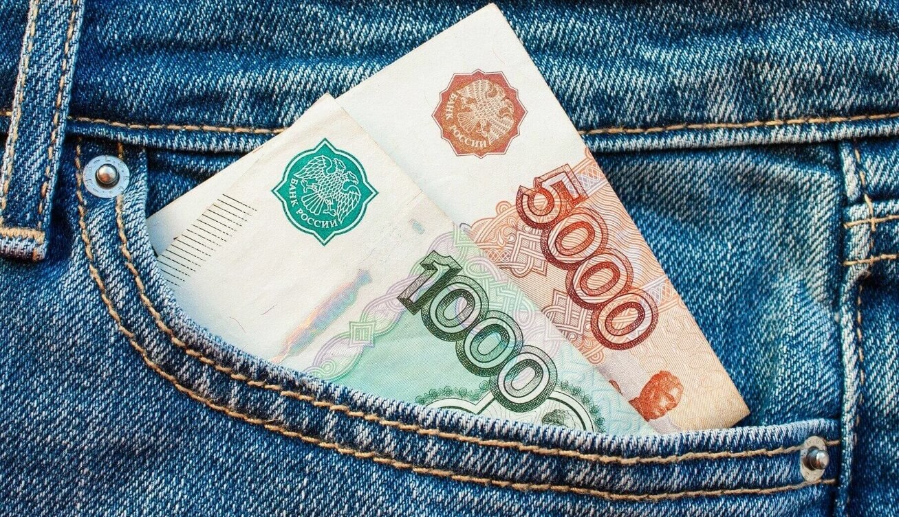 Сколько всего денег в России. Впервые слово «рубль» в качестве названия денежной единицы был использован в 13 веке. Фото.