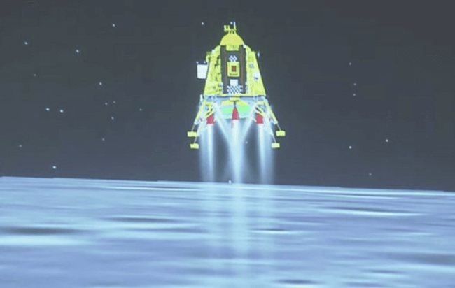 Аппарат Чандраян-3 успешно совершил посадку на Луне, но лунная миссия только начинается. Фото.