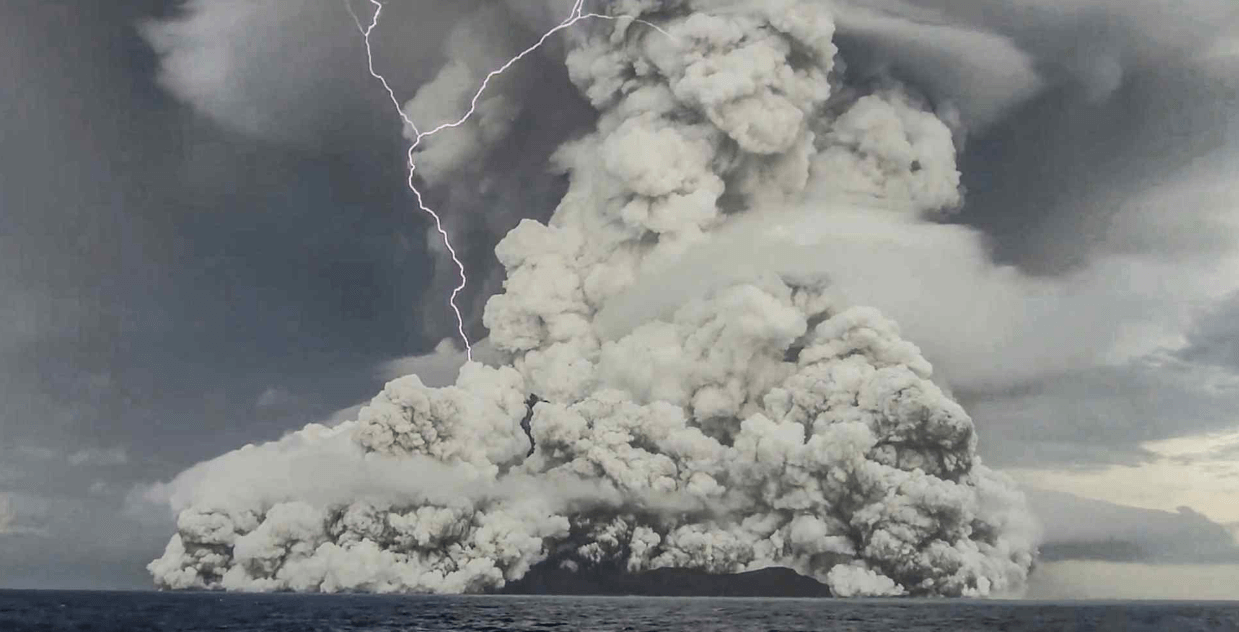 Как вулкан повлиял на температуру на планете. Извергающийся вулкан Хунга, вид с моря. Фото.