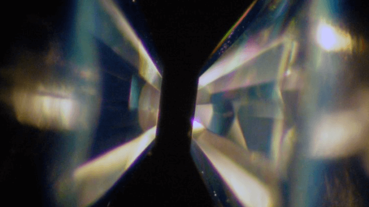Физики синтезировали кристаллы, которые содержатся в ядре Земли. Алмазный пресс, в котором ученые смогли получить кристалл, не существующий на поверхности Земли. Фото.