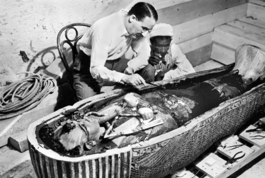 Как возникла легенда о проклятии Тутанхамона. Археолог Говард Картер осматривает мумию Тутанхамона. Фото.