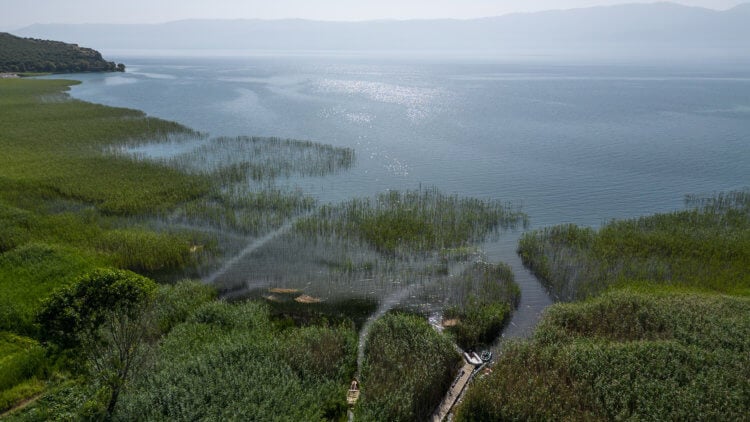 Самая древняя деревня в Европе находится на Балканах. Охридское озеро, на дне которого обнаружено древнее поселение. Фото.