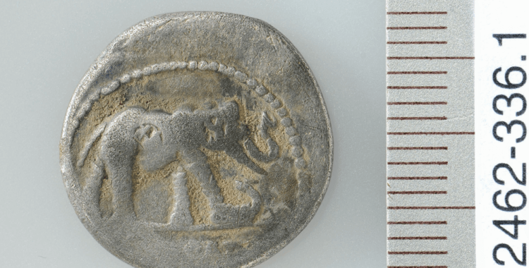 Древнеримский комплекс у подножия Альп. Серебряная монета, выпущенная во времена Юлия Цезаря. Фото.