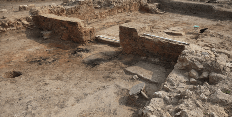 Самая древняя синагога за пределами Израиля. Руины древней синагоги, обнаруженной на побережье Керченского залива. Фото.