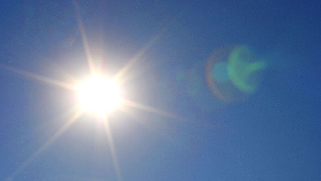 Очки с фильтром синего не защищают глаза. От Солнца мы получаем в тысячу раз больше синего света, чем от гаджетов. Фото.