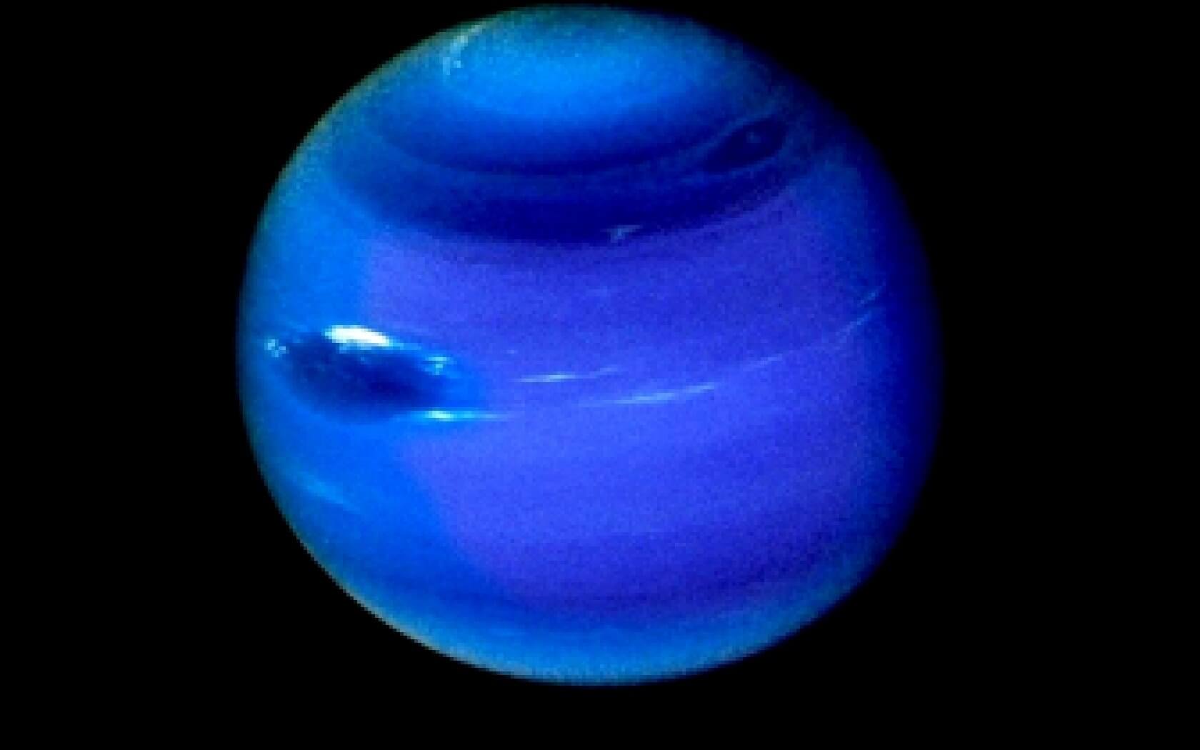 На Нептуне появляются не только темные, но и светлые пятна. Рядом с темным пятном ученые обнаружили при помощи телескопа MUSE светлое пятно. Фото.