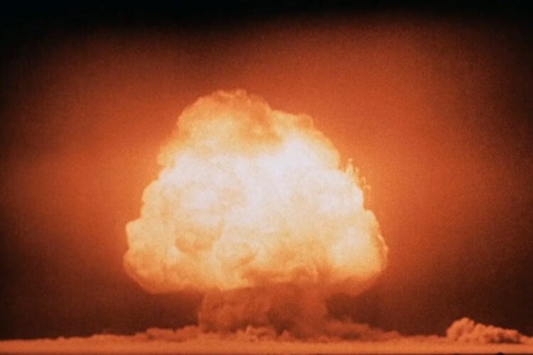 Краткая история ядерного оружия. Грибовидное облако, появившееся в ходе испытаний ядерной бомбы «Тринити». Фото.