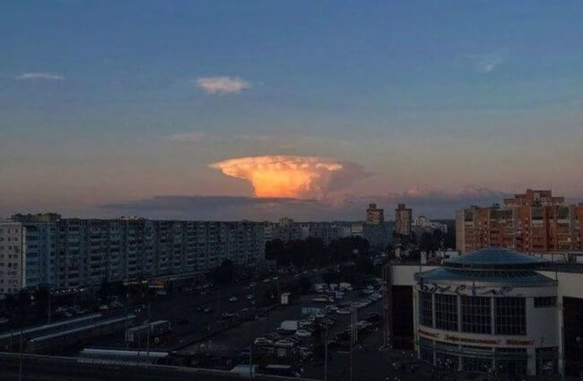 Жители России увидели облака в форме «ядерного гриба»: подборка фотографий. Фото.