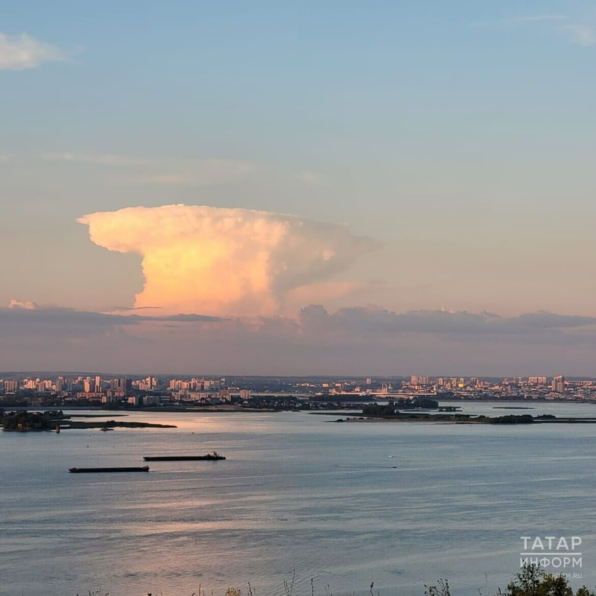Облако в виде ядерного гриба в Казани. Очевидцы грибовидного облака опубликовали много фотографий. Источник: Татар Информ. Фото.