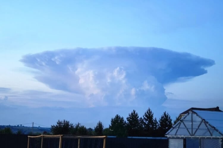 Жители России увидели облака в форме «ядерного гриба»: подборка фотографий