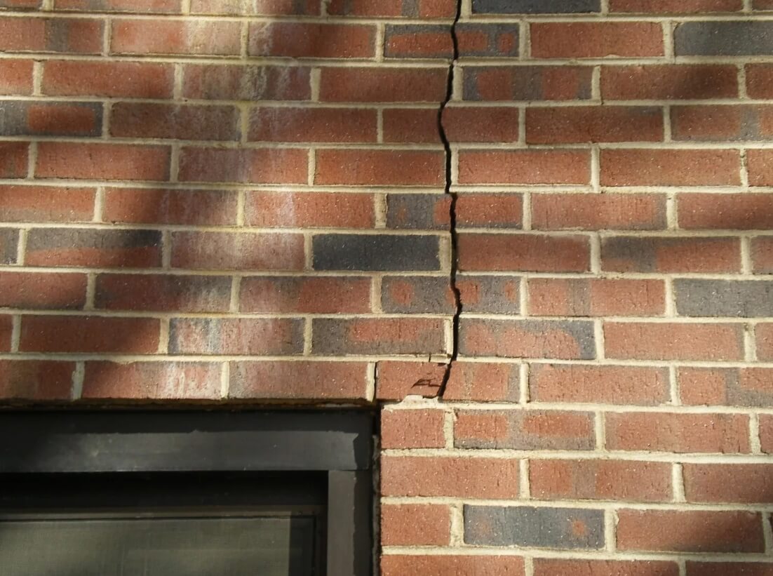 Антропогенные землетрясения. При 7-балльном землетрясении на стенах домов возникают трещины. Фото.