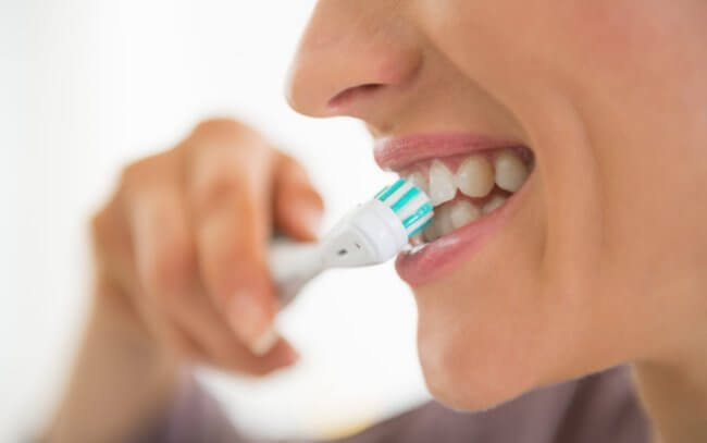 5 ошибок, которые вы допускаете при чистке зубов, и что с этим делать. Фото.