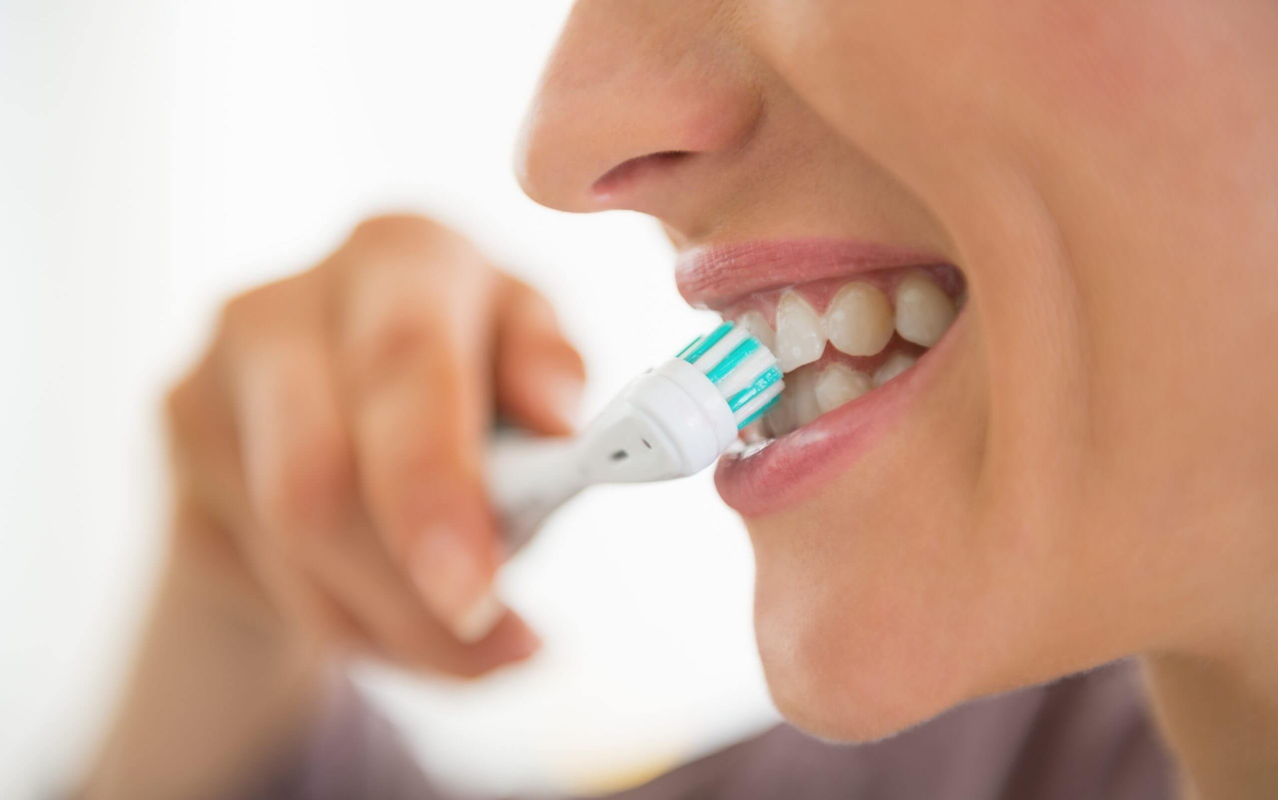 5 ошибок, которые вы допускаете при чистке зубов, и что с этим делать. Неправильная чистка зубов иногда может быть даже хуже её отсутствия. Фото.