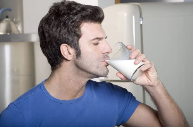 Какое молоко полезнее для здоровья: горячее или холодное. Фото.