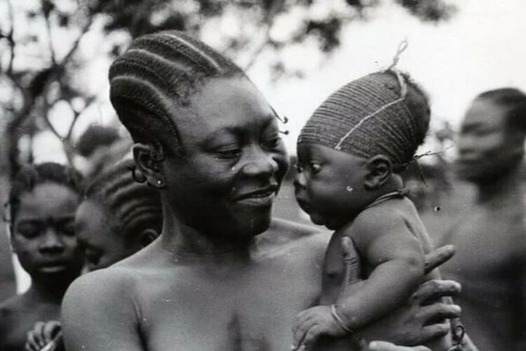 Для чего люди меняют форму черепа. Женщина и ребенок из Мангбету с удлиненными черепами. Фото.
