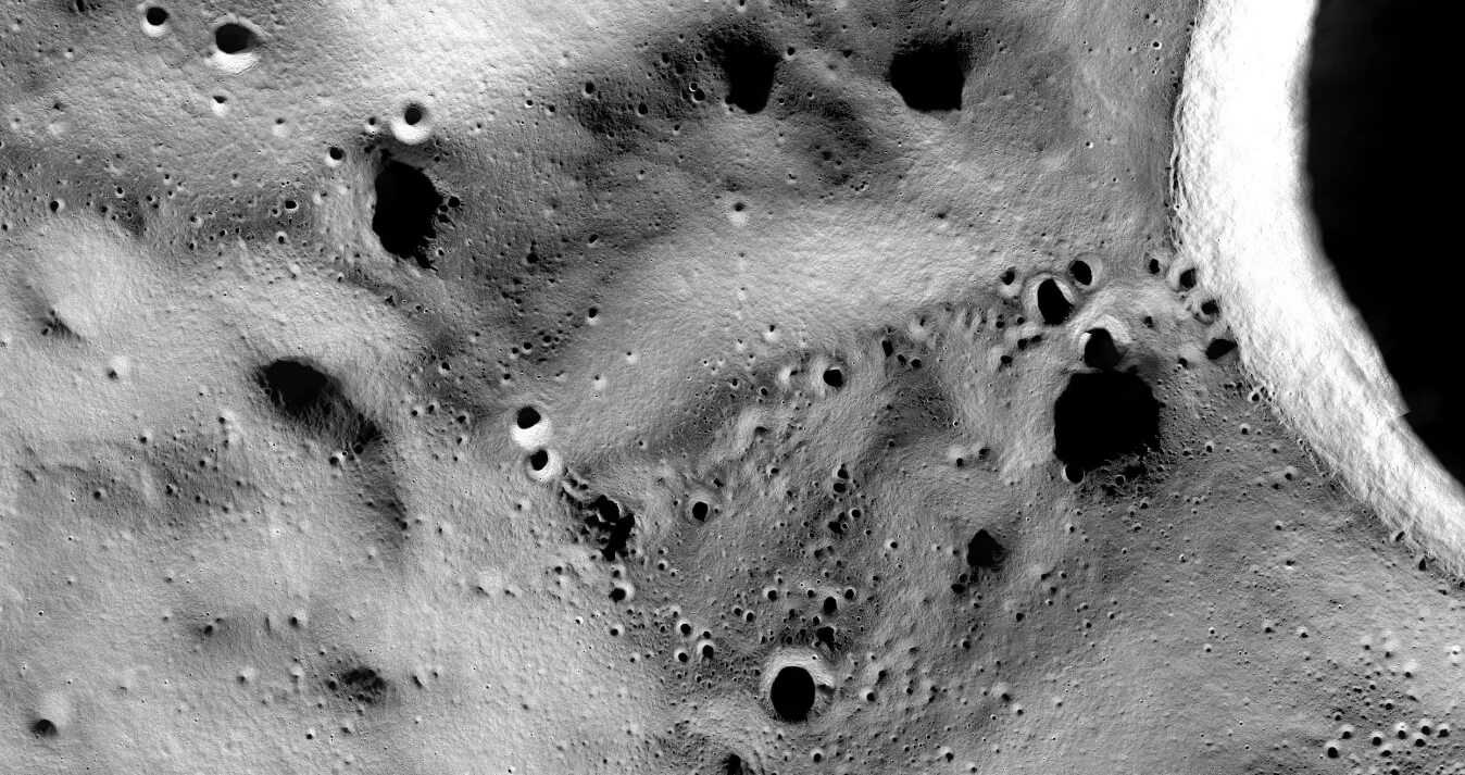 Куда отправится станция «Луна-25». На южном полюсе Луны есть углубления, в которых может быть замерзшая вода. Фото.