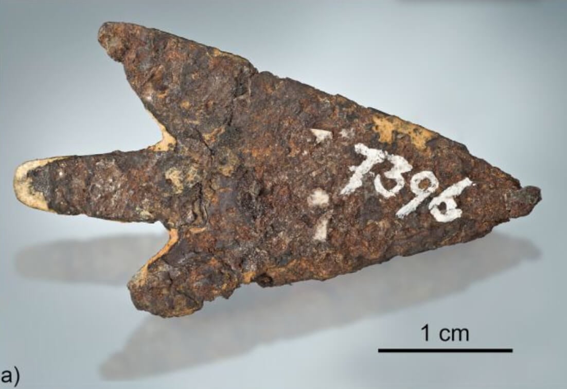 Древнее оружие из метеорита. Железная стрела бронзового века, найденная в Швейцарии. Фото.