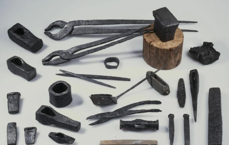Почему сначала был бронзовый век, а потом железный. Железные инструменты древнего мира. Фото.