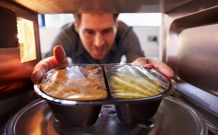 Почему разогревать еду в микроволновке вредно, и чем ее можно заменить. Приготовить еду в микроволновке — это просто и быстро, но делать это рекомендуется как можно реже. Фото.