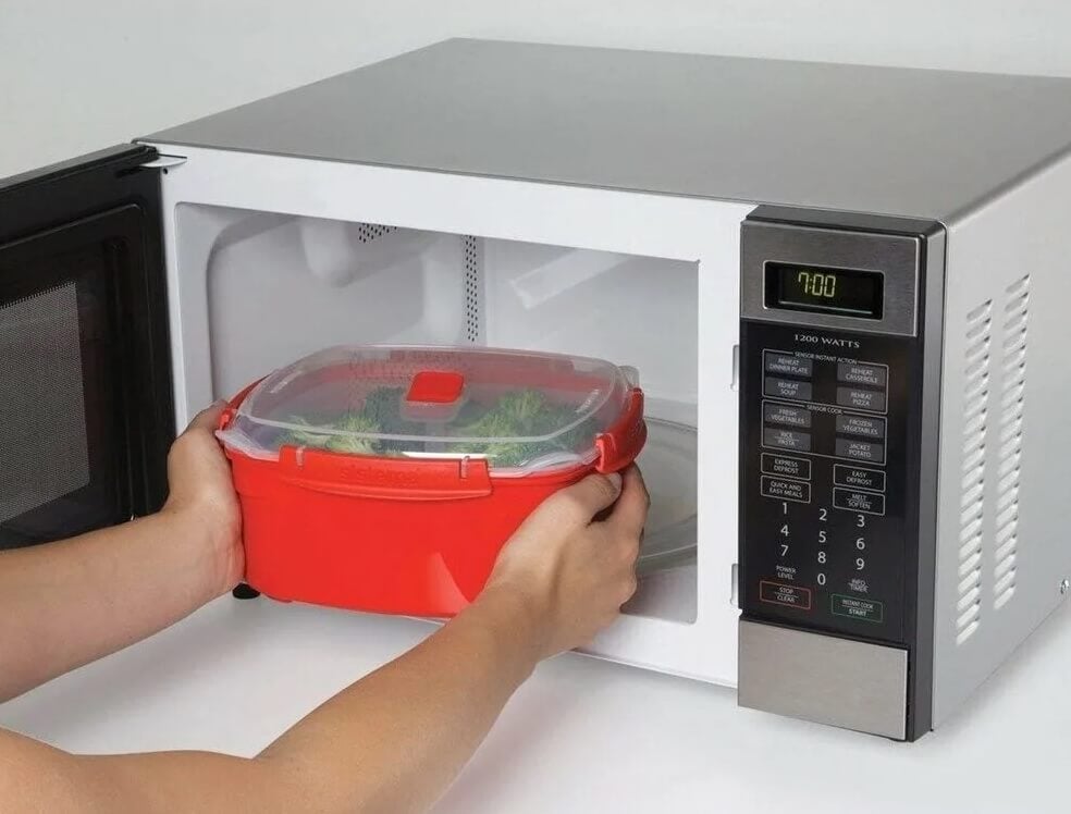 Вредность посуды для микроволновки. Для микроволновок существует специальная посуда, но даже она может выделять вредные вещества. Фото.