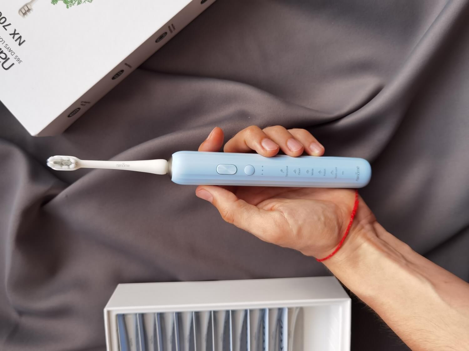 Недорогая электрическая зубная щётка. Это доступная электрическая щётка, которую имеет смысл купить. Фото.