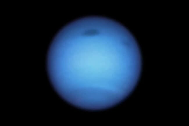 На Нептуне растут загадочные темные пятна, которым пока нет объяснения. Фото.