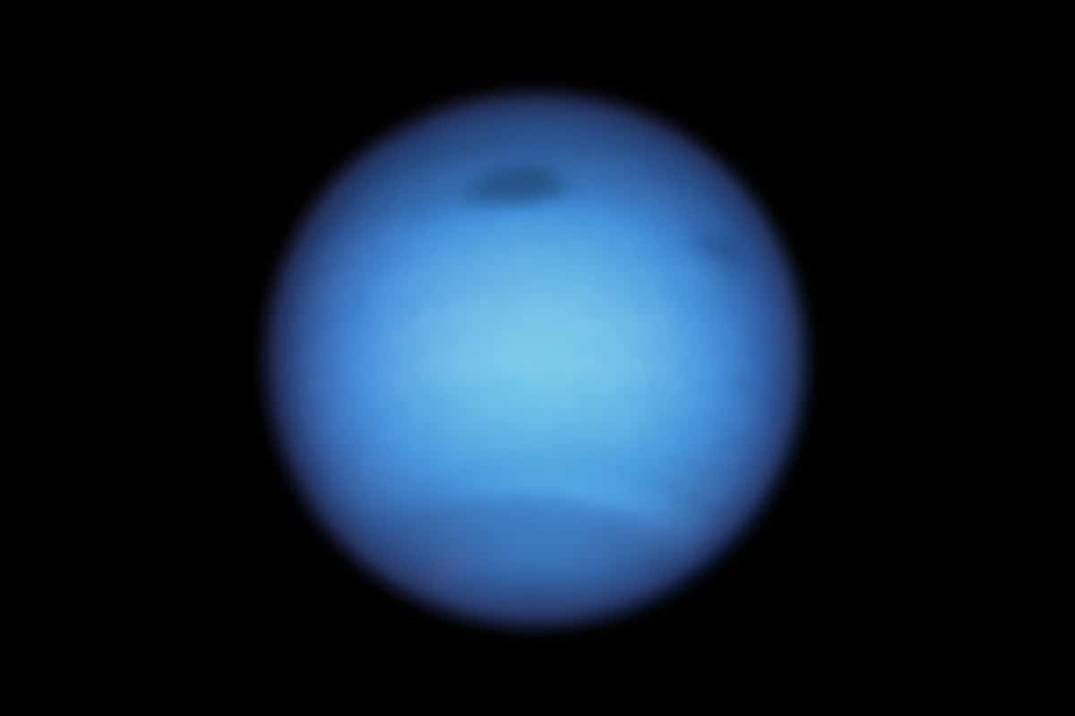 На Нептуне растут загадочные темные пятна, которым пока нет объяснения. На Нептуне возникают пятна, которым ученые не могут найти объяснение. Фото.