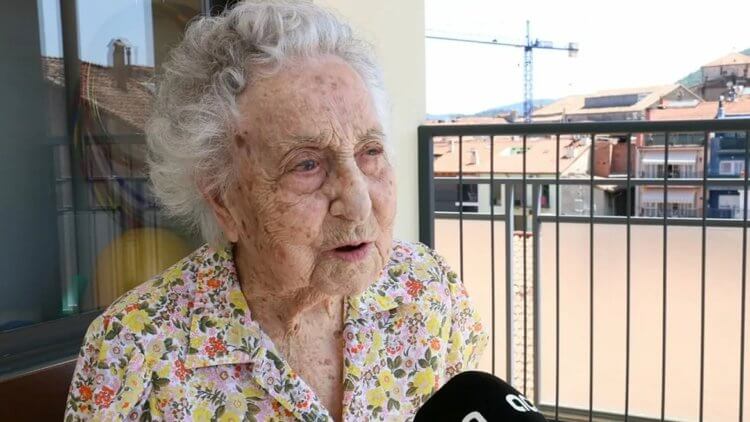 Самый старый человек в мире 2023 года. Несмотря на почтенный возраст, самая старая женщина в мире часто дает интервью. Фото.