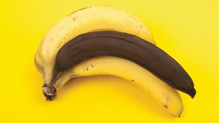 Бананы быстро портят продукты. Бананы ускоряют созревание продуктов — попробуйте положить плод рядом с недозревшим авокадо. Фото.