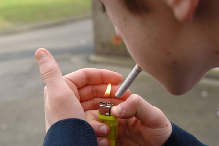 Как курение влияет на мозг подростков? Курение в подростковом возрасте уменьшает количество серого вещества в определенных участках мозга. Фото.