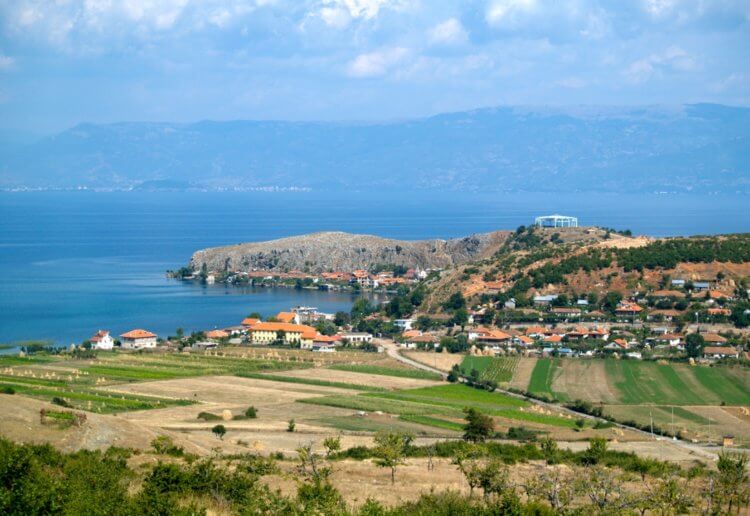 Затонувшая деревня древнего мира. Деревня Лин на албанской стороне Охридского озера. Фото.