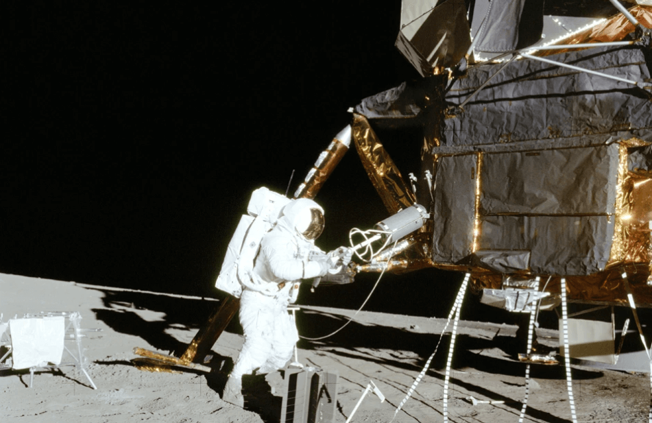 Важное открытие лунохода Чандраян-3. Ранее ученые обнаружили серу в грунте, добытом в рамках миссий НАСА «Аполлон». Фото.