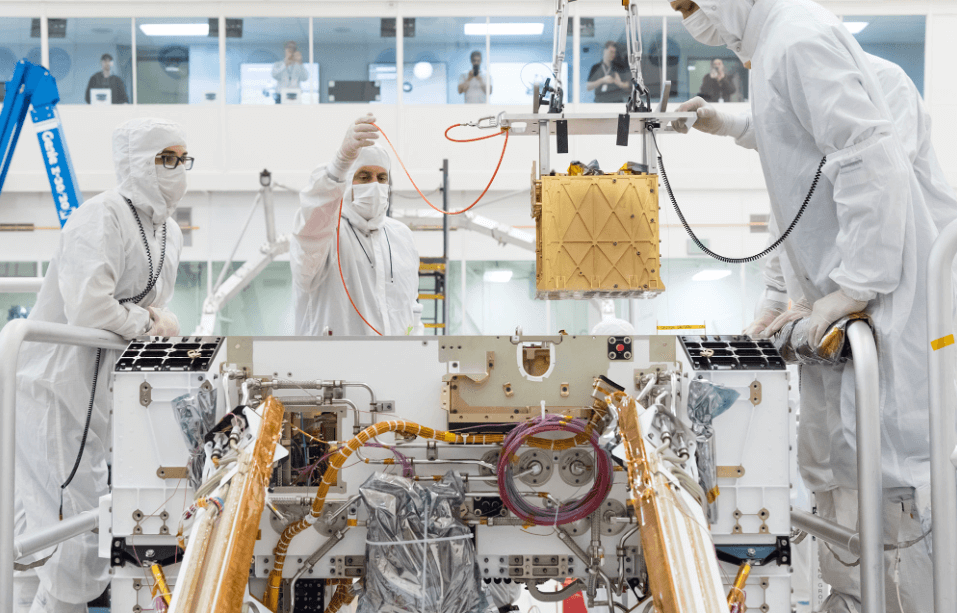 Марсоход Персеверанс успешно добыл кислород. Установка MOXIE на шасси марсохода Perseverance в 2019 году. Фото.