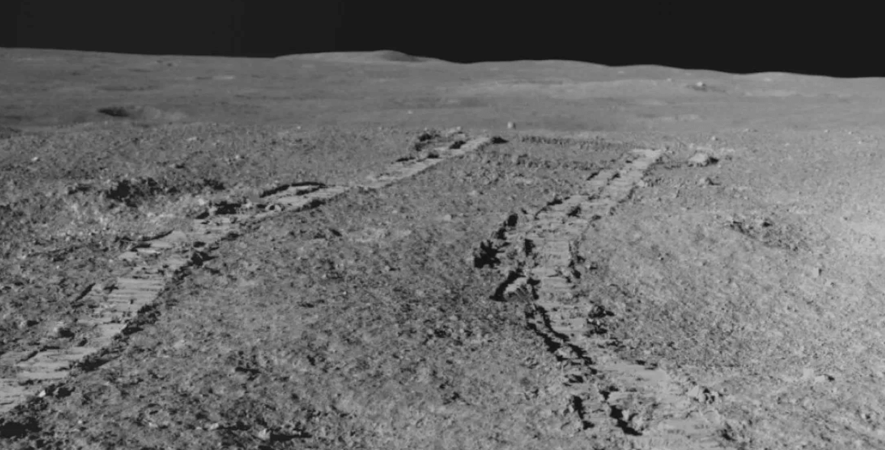 Индийский луноход обнаружил вещество, которое облегчит создание лунных баз. Поверхность Луны вблизи южного полюса со следами индийского лунохода. Фото.