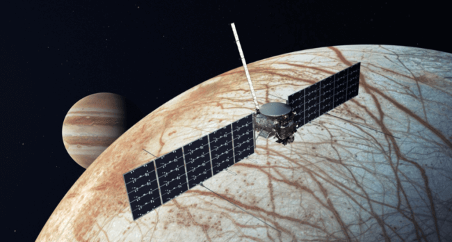 На поверхности спутника Юпитера обнаружен загадочный источник углерода. Фото.